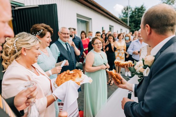 Eine feierliche Versammlung von Gästen bei einer Hochzeit, die dem Bräutigam gratulieren.